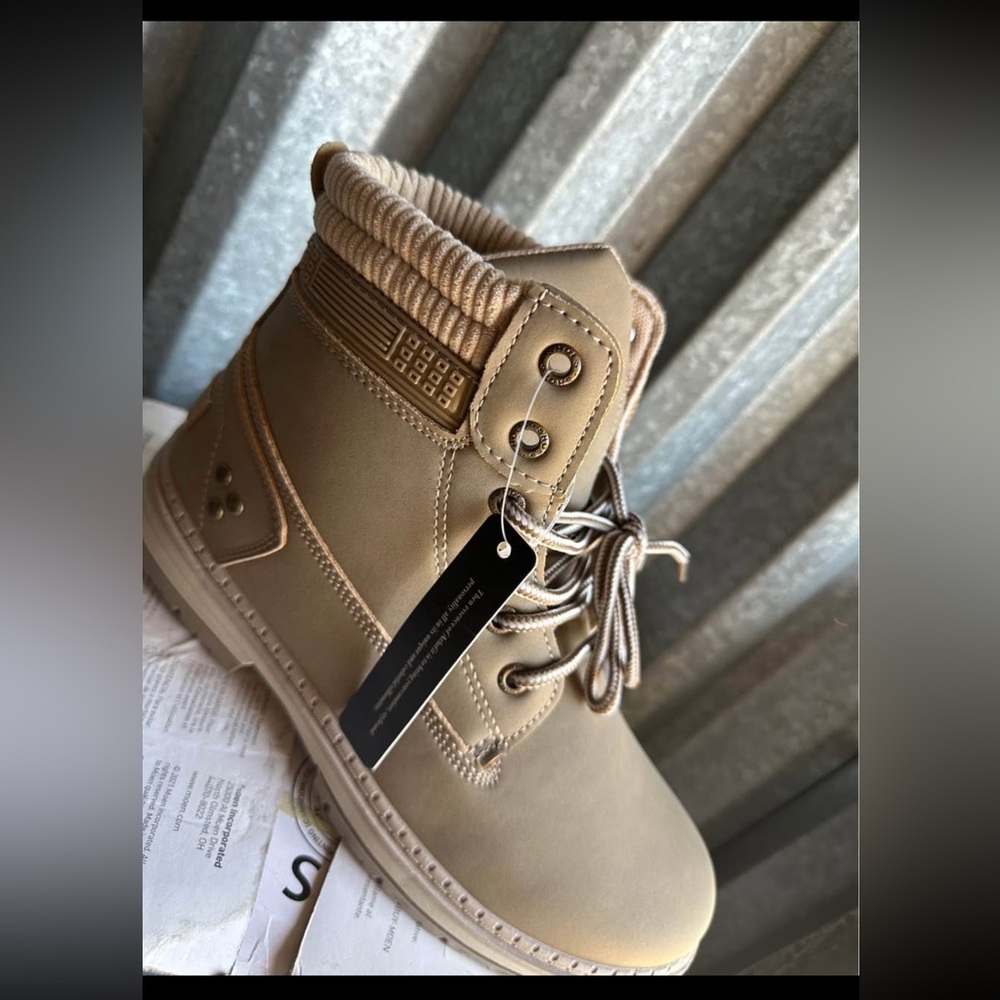 Beige Lace-Up Ankle Boots with Ribbed Collar